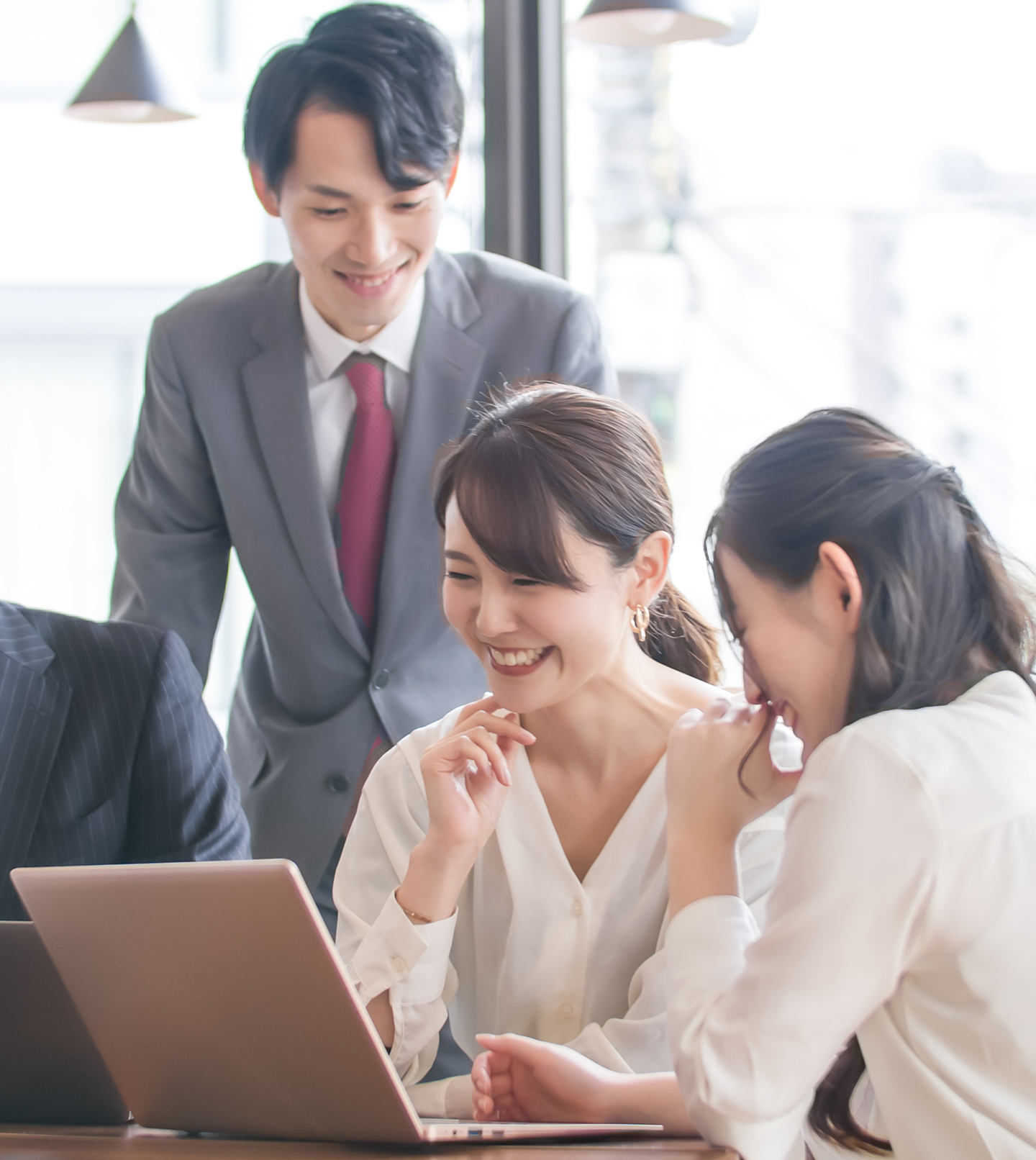 会議中の男女