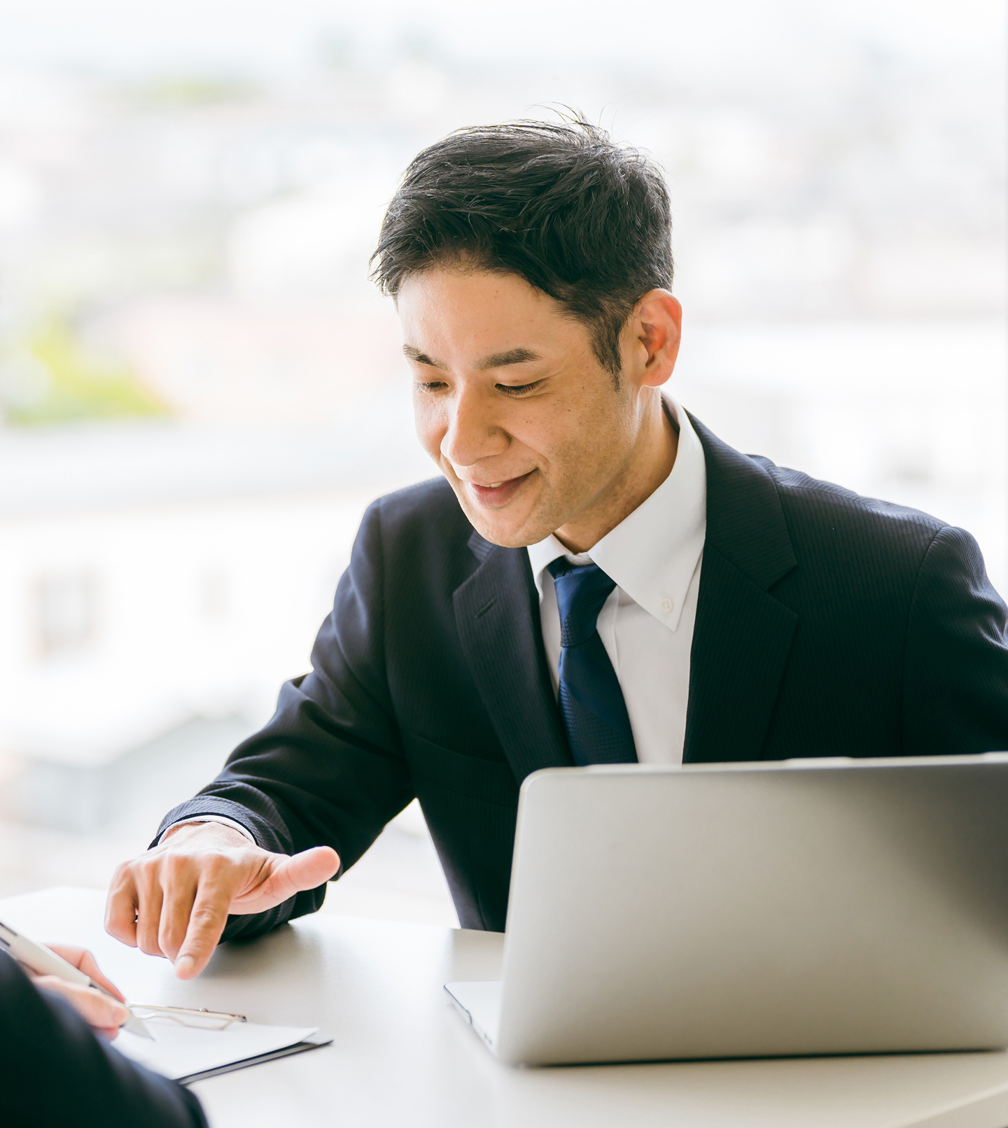男性の商談シーン